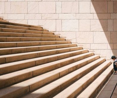 Kleinkind steht vor einer riesigen Treppe